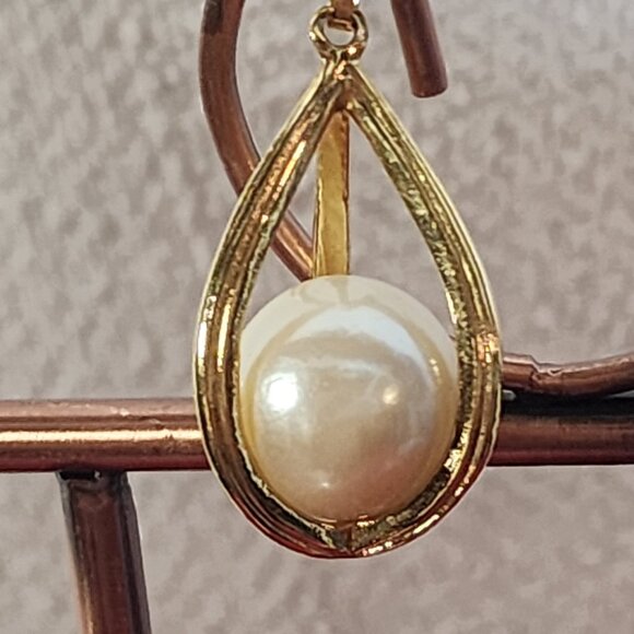 Avon Vintage Large Cream Floating Faux Pearl Inside a Gold Tone Cage Pendant - Picture 2 of 16